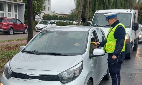 Policjant w trakcie kontroli drogowej.
