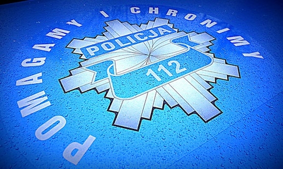 LOgo Pomagamy i chronimy na masce radiowozu policyjnego.