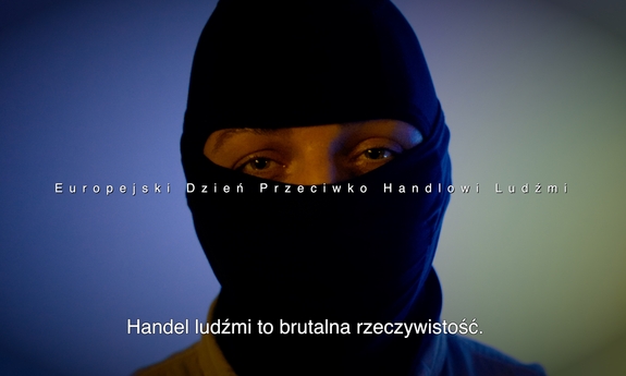 Stopklatka z filmu: Głowa mężczyzny w kominiarce. Na środku napis: Europejski Dzień Przeciwko Handlowi Ludźmi.