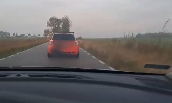 kadr z filmu, z radiowozu kamera nagrywa pomarań9czowego fiata, który ucieka przed policją.