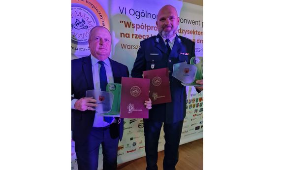 Komendant Powiatowy Policji w Zambrowie inspektor Artur Maksymiuk oraz Wicestarosta Zambrowski Pan Robert Maciej Rosiak ze statuetką „Bezpieczny Powiat Polski 2023”.