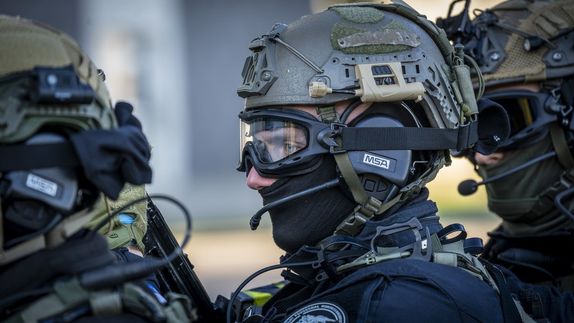 Na pierwszym planie kontrterrorysta biorący udział w zawodach &quot;Paramedyk&quot;.