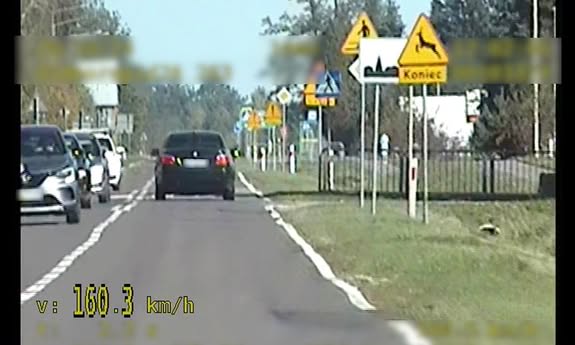 kadr z wideorejestratora, czarny samochód jedzie.