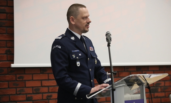 Komendant Główny Policji podczas swojego wystąpienia w trakcie konferencji.