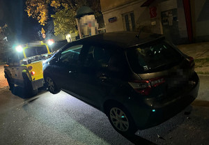 Odzyskane auto holowane przez holownik.