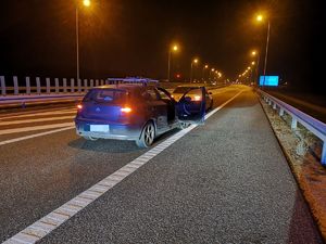 Pora nocna. Pojazd BMW, przed nim inny samochód.