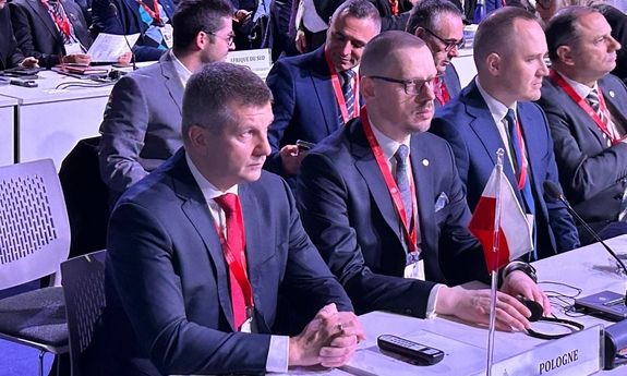 Polska delegacja uczestnicząca w Zgromadzeniu Ogólnym Interpolu w Glasgow na sali gdzie odbywa się to wydarzenie.