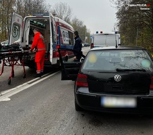 tył uszkodzonego pojazdu, obok karetka zabiera mężczyznę.