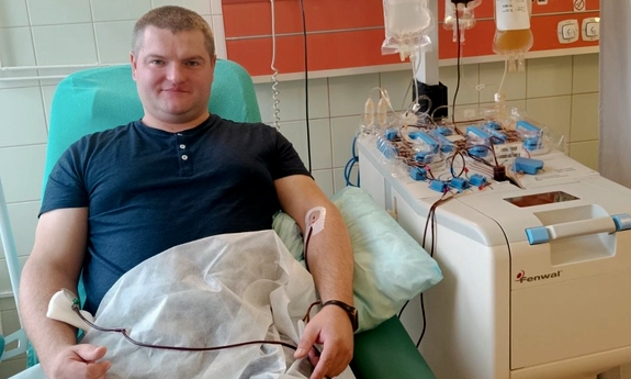 Policjant w trakcie oddawania krwi.