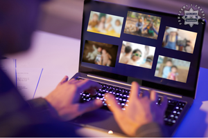 Monitor z wyświetlonymi zdjęciami. Przed monitorem siedzi osoba.
