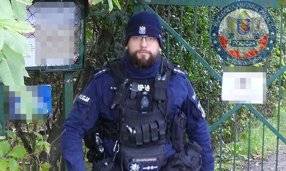 Policjant z psem służbowym.