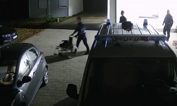 kadr z monitoringu. radiowóz stoi przed budynkiem szpitala, obok idą policjanci i personel szpitala.
