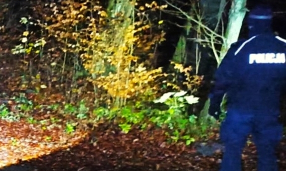 Policjant w czasie poszukiwań.