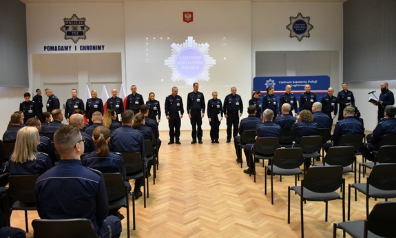 Zdjęcie przedstawia funkcjonariuszy na gali finału konkursu.