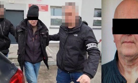 dwóch mężczyzn z opaskami Policja prowadzi trzeciego.