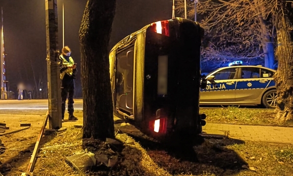 Radiowóz stoi przy uszkodzonym BMW.