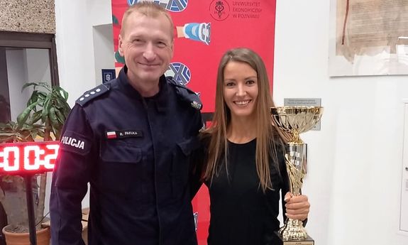 policjant stoi po lewej, obok stoi policjantka w cywilnym stroju.