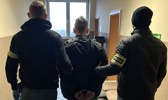 policjanci z zatrzymanym.