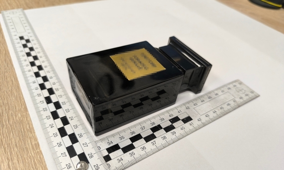 Zabezpieczone podrobione perfumy.