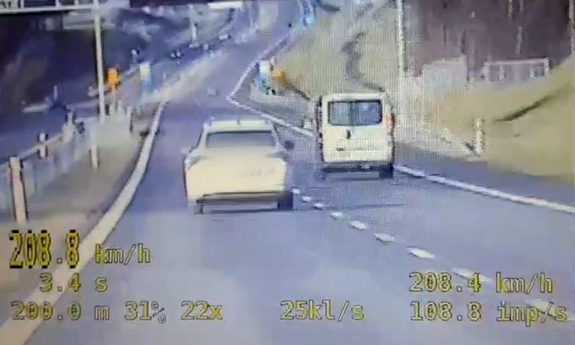 Stopklatka z nagrania wideorejestratora przedstawia samochód przekraczający prędkość.