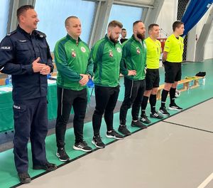 Uczestnicy mistrzostwo na hali sportowej.