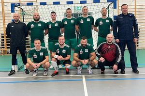 Uczestnicy mistrzostwo na hali sportowej.