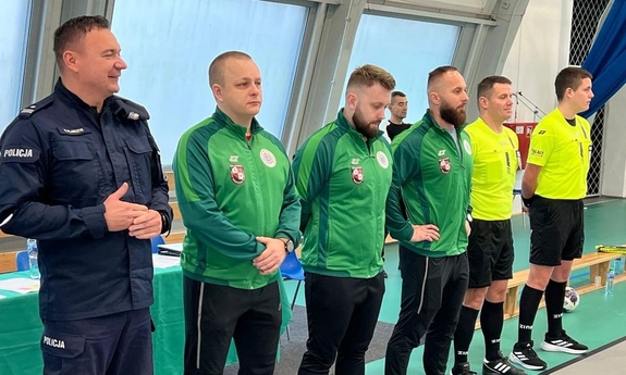 Uczestnicy mistrzostwo na hali sportowej.