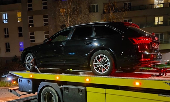 Odzyskany samochód w kolorze czarnym na lawecie.
