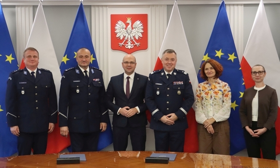 Uczestnicy uroczystego podpisania porozumienia.
