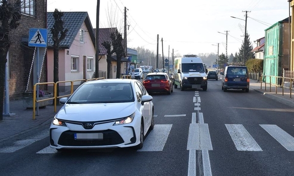 Samochód na przejściu dla pieszych.