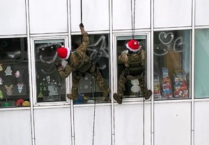 Policyjni kontrterroryści odwiedzają dzieci w szpitalu.