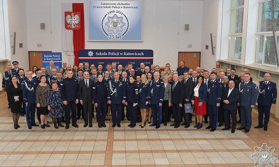 Uczestnicy uroczystości pozują do zdjęcia grupowego.
