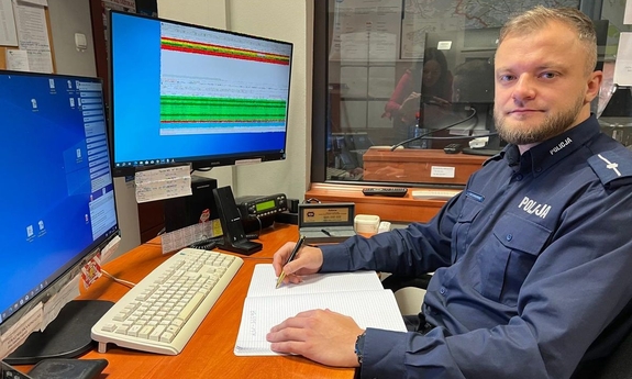 Koszaliński policjant mł.asp. Łukasz Ciecharowski.