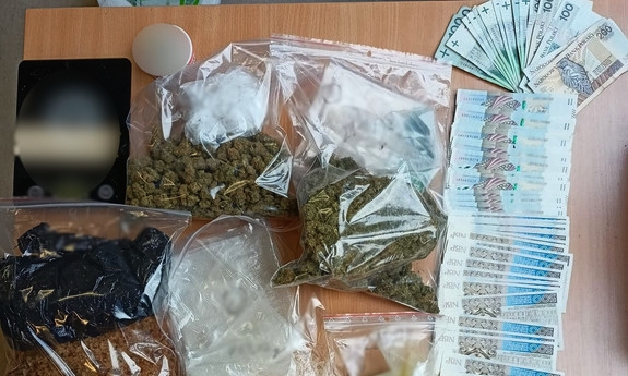 Zabezpieczone środki odurzające i banknoty.