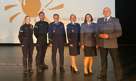 Policjanci stoją na scenie.
