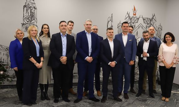 Grupa osób pozująca do zdjęcia.