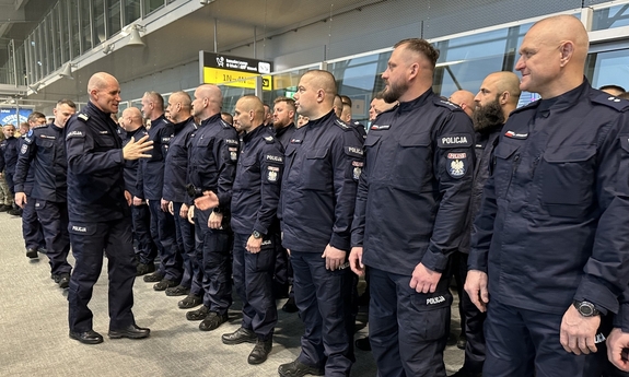 Funkcjonariusze XXXVII zmiany Jednostki Specjalnej Polskiej Policji na lotnisku w trakcie spotkania z I zastępcą komendanta głównego Policji