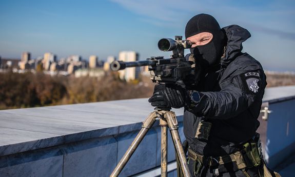 policjant z bronią.