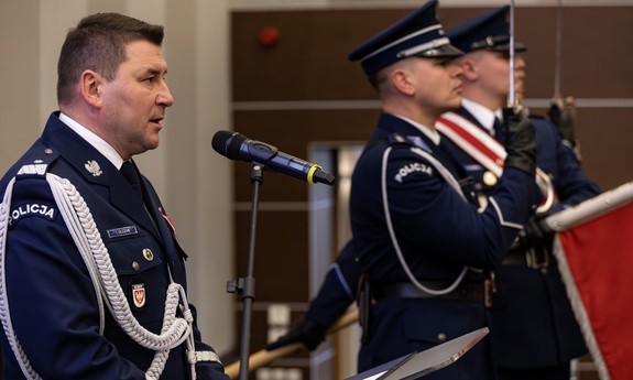 Policjanci podczas uroczystej zbiórki.