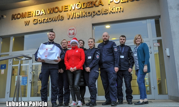 Lubuscy funkcjonariusze oraz pracownicy cywilni przed wejściem do budynku Komendy Wojewódzkiej Policji.