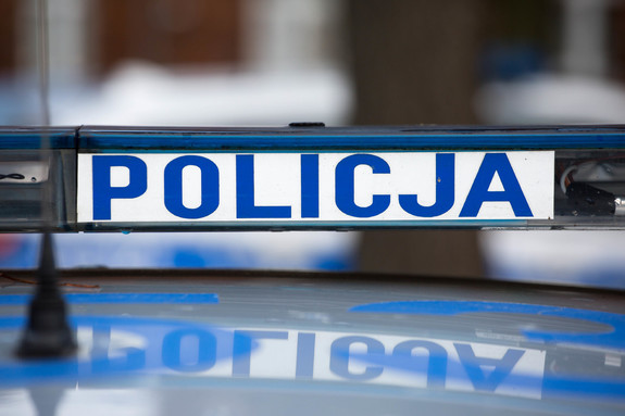 Napis Policja na belce znajdującej się na dachu radiowozu.