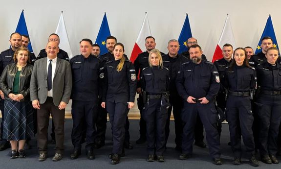 Prelegenci oraz uczestnicy szkolenia pozują do zdjęcia.