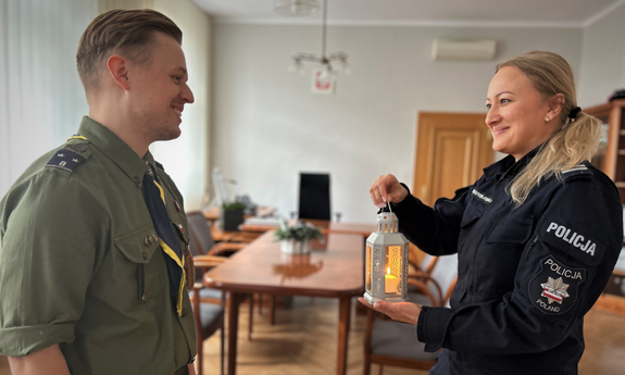 Z rąk Komendanta Chorągwi Opolskiej Związku Harcerstwa Polskiego harcmistrza Łukasza Czarneckiego, Światełko Pokoju odbiera inspektor Magdalena Nguyen-Fudala Komendant Wojewódzki Policji w Opolu.