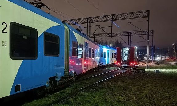wykolejony pociąg.