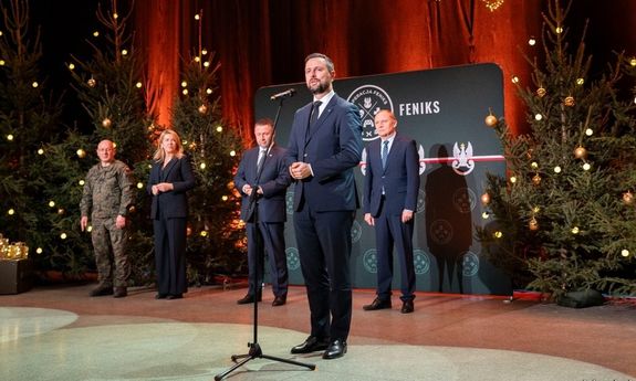ministrowie stoją przy mikrofonie.