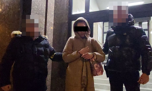 Dwaj funkcjonariusze z zatrzymana kobietą.
