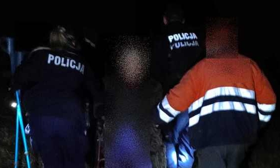 Umundurowani policjanci pomagający w transporcie zaginionej.