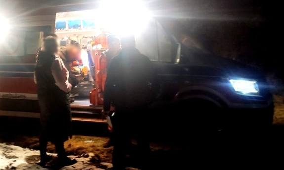 W karetce mężczyzna, ratownicy, obok policjant i kobieta.