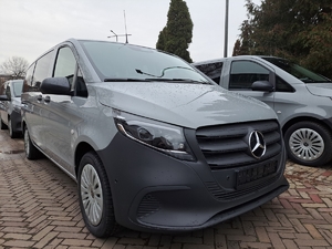 Zdjęcie przedstawia pojazd typu BUS marki Mercedes-Benz w kolorze szarym