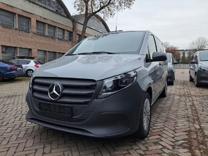 Zdjęcie przedstawia pojazd typu BUS marki Mercedes-Benz w kolorze szarym